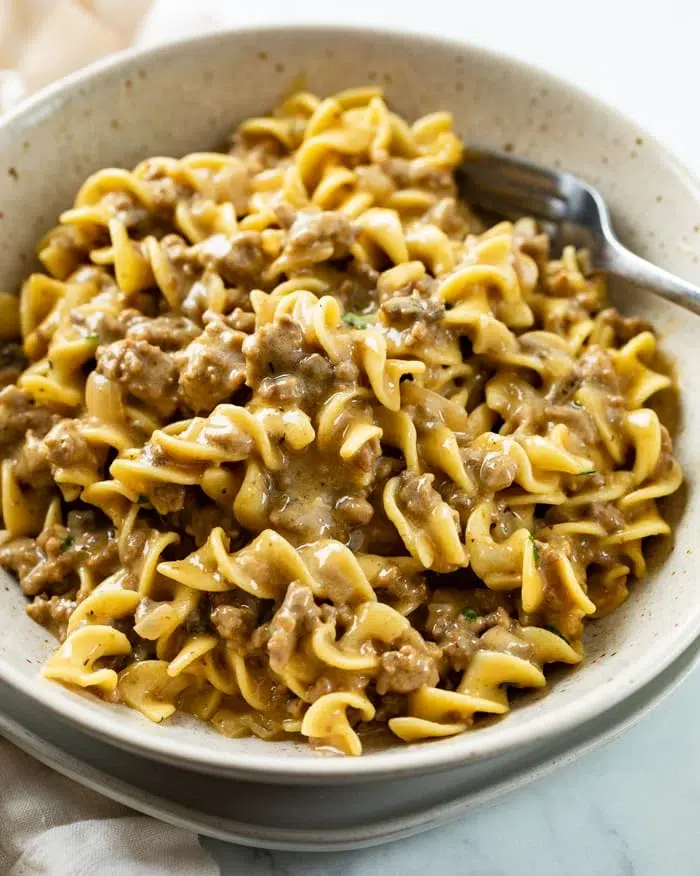 Over 40 easy pasta dinner ideas and recipes that are perfect for busy weeknights or slow weekend evenings.  Get these these pasta recipes now