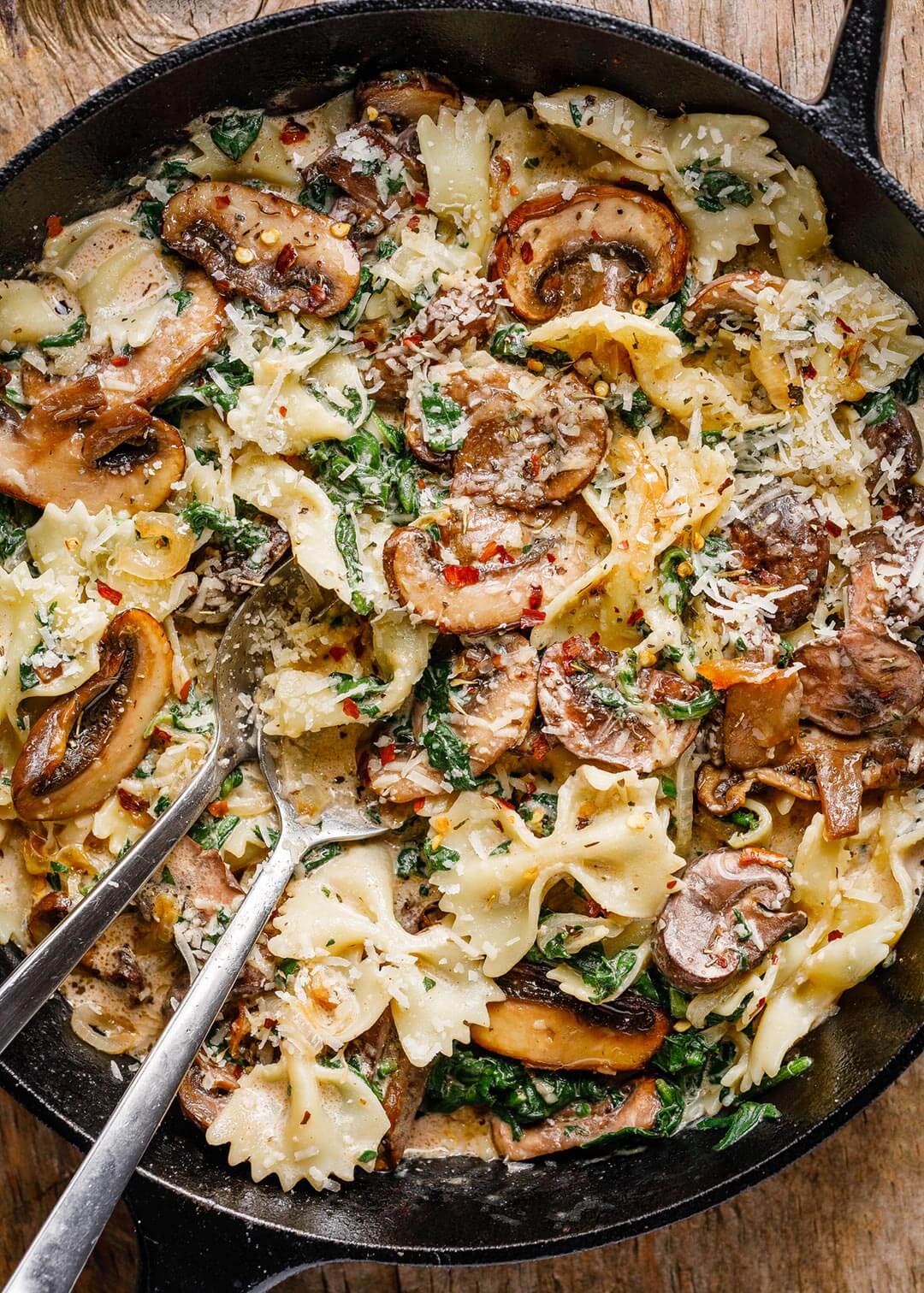 Over 40 easy pasta dinner ideas and recipes that are perfect for busy weeknights or slow weekend evenings.  Get these these pasta recipes now