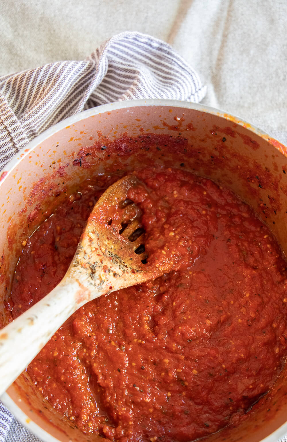 How to make foolproof easy homemade pizza sauce to use anytime you want to make homemade pizzas or need a great sauce for dipping.