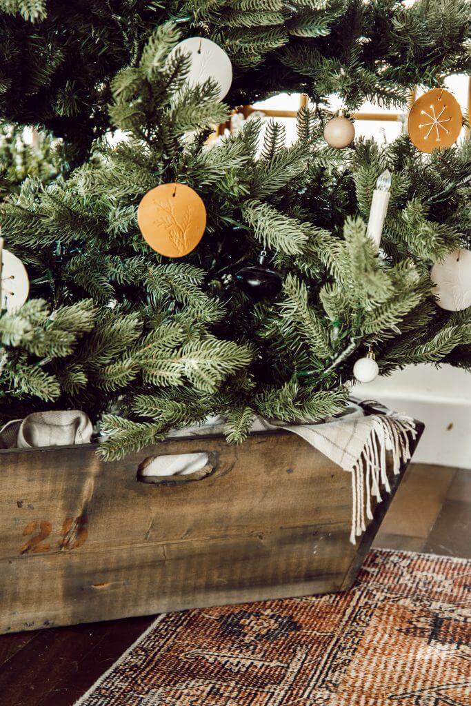 How to make a gorgeous vintage crate inspired wooden christmas tree collar  It is an easy DIY project that you can do in no time.
